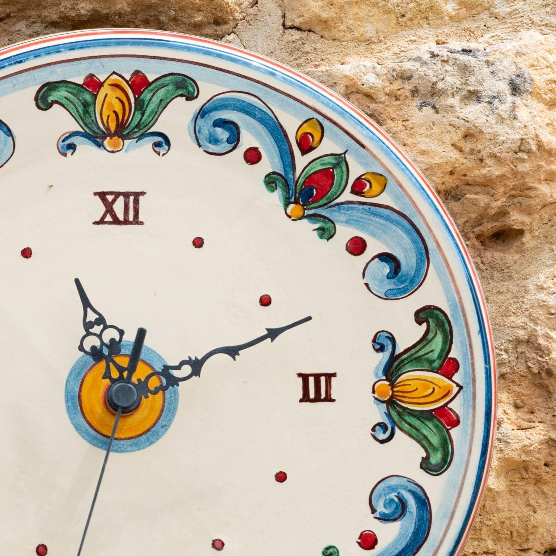 Orologio in ceramica di Caltagirone fatti a mano con decoro tipico Sicily, sfondo muro