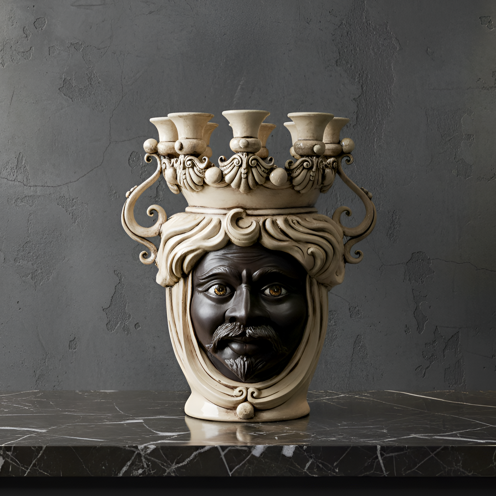 Testa di moro ceramiche Caltagirone fatti a mano, candeliere madreperla su sfondo scuro