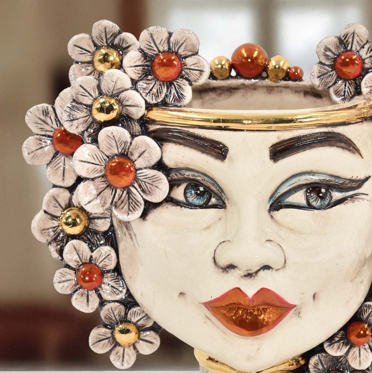 Testa h 20 c/fiori c/espressione madreperla oro e lustri femmina - Ceramiche di Caltagirone Sofia
