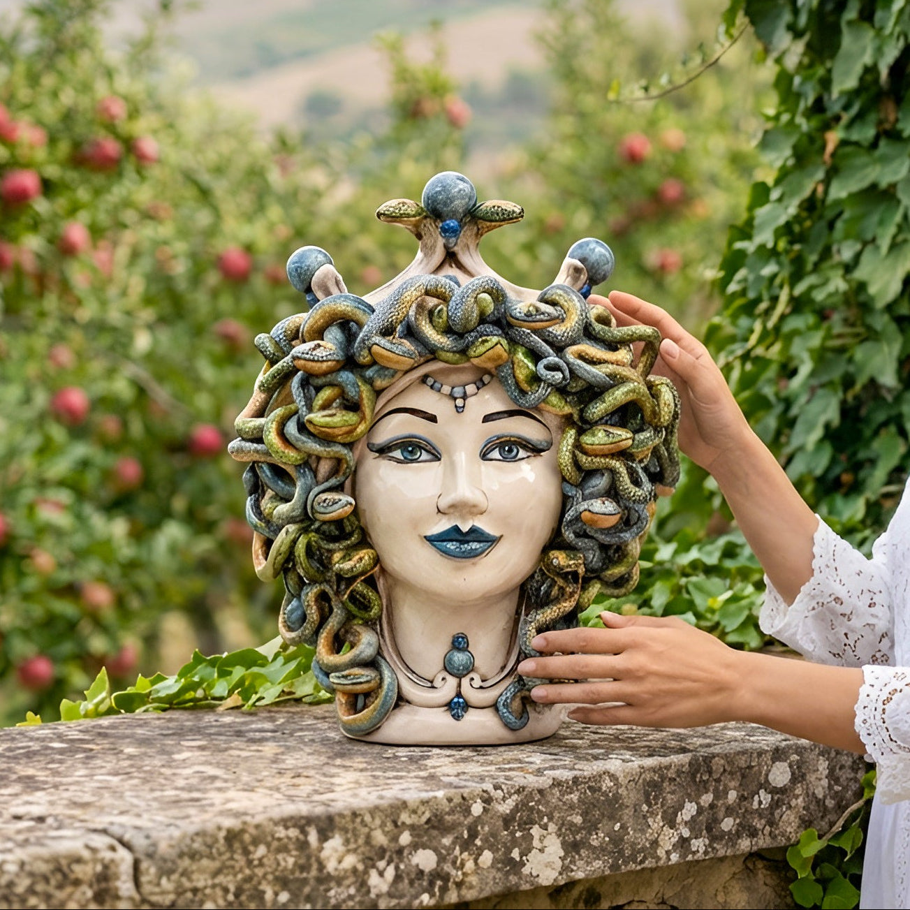 Tête Méduse H 30 cm – Madreperla Antichizzato, Bleu – Tête de Maure de Caltagirone, Sicile