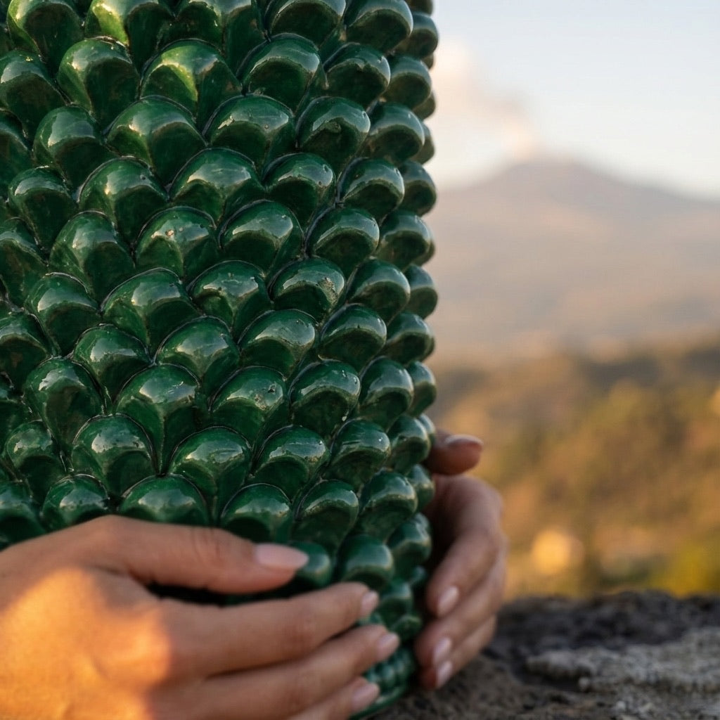 Vaso cilindro pigna verde antico, ceramiche Caltagirone fatti a mano, stile artigianale siciliano