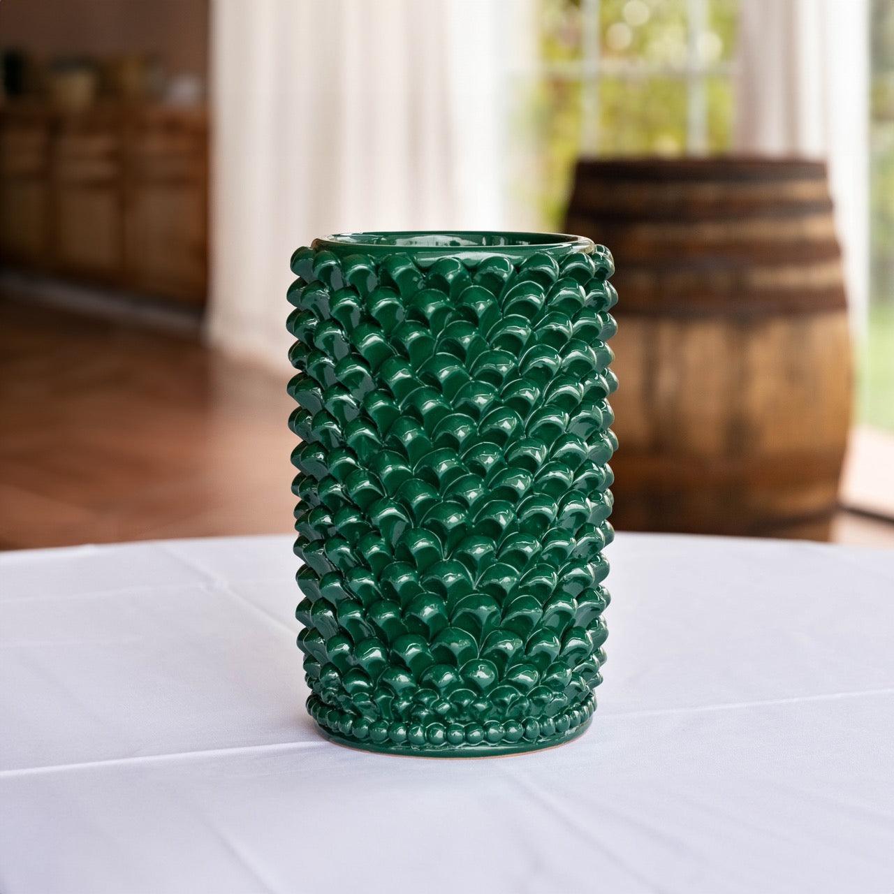 Vaso cilindrico pigna verde antico, ceramiche Caltagirone fatti a mano su tavolo bianco