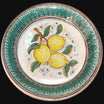 Piatto in ceramica di Caltagirone fatta a mano con limoni dipinti a mano, bordo verde e decori blu