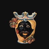 Ceramiche di Caltagirone fatti a mano con volto regale e corona colorata, arte tradizionale siciliana.