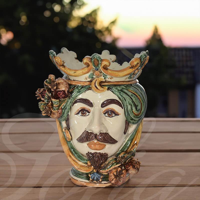 Ceramica di testa maschile fatta a mano con corona dorata, melograni e dettagli verdi, ceramiche Caltagirone