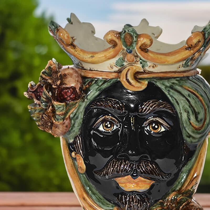 Testa di moro in ceramica fatta a mano con corona e decorazioni melograni, ceramiche Caltagirone