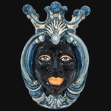 Maschera ceramica Caltagirone fatta a mano con corona blu e dettagli artigianali