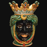 Ceramica di Caltagirone fatta a mano con volto regale e corona colorata, arte tradizionale siciliana