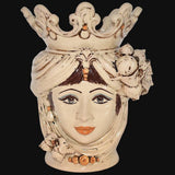 Ceramiche di Caltagirone fatti a mano: testa femminile con corona e dettagli colorati, arte tradizionale siciliana.